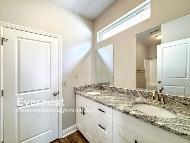 Building Photo - 3-Bedroom, 2-Bathroom Home in a Convenient...