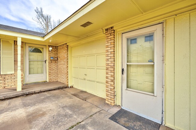 Building Photo - Comfy and Roomy 5 Bedroom 2 Bath Home