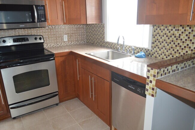 Building Photo - 101 Summer Pl