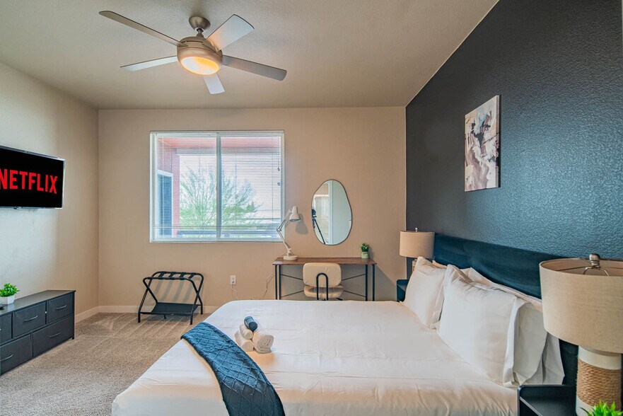 Building Photo - 1890 S Country Club Way