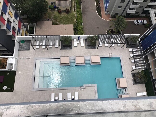 Building Photo - 1010 SW 2nd Ave