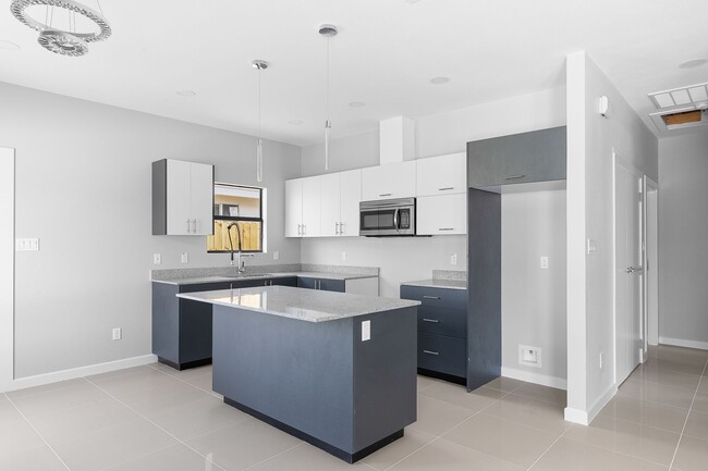 Building Photo - 2014 Summerland Ln