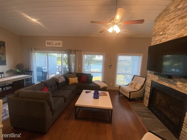 Building Photo - 502 Harbor Dr