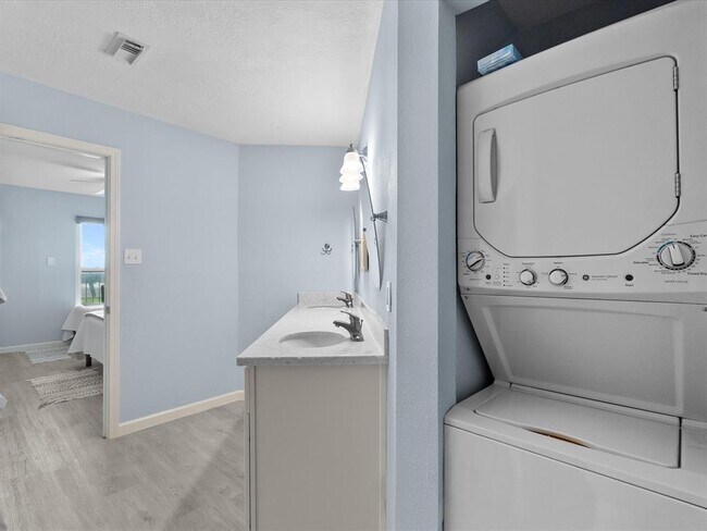 Building Photo - 7600 Seawall Blvd