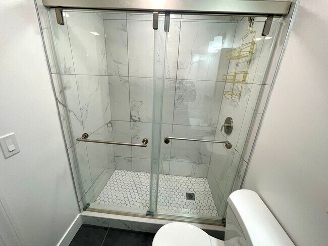 Building Photo - Newbury St Studio apartment on top floor with laundry in unit