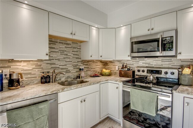 Building Photo - 5213 Cedarbend Dr