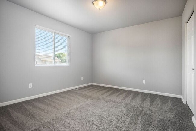 Building Photo - 5643 Claremount St