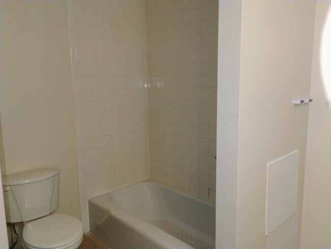 Building Photo - 100 Royal Way Dr