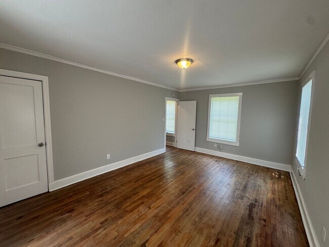 Building Photo - Narrow Lane Home