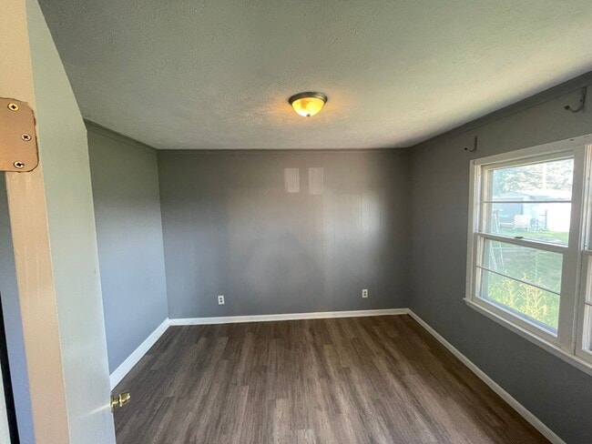 Building Photo - 403 E 2nd St