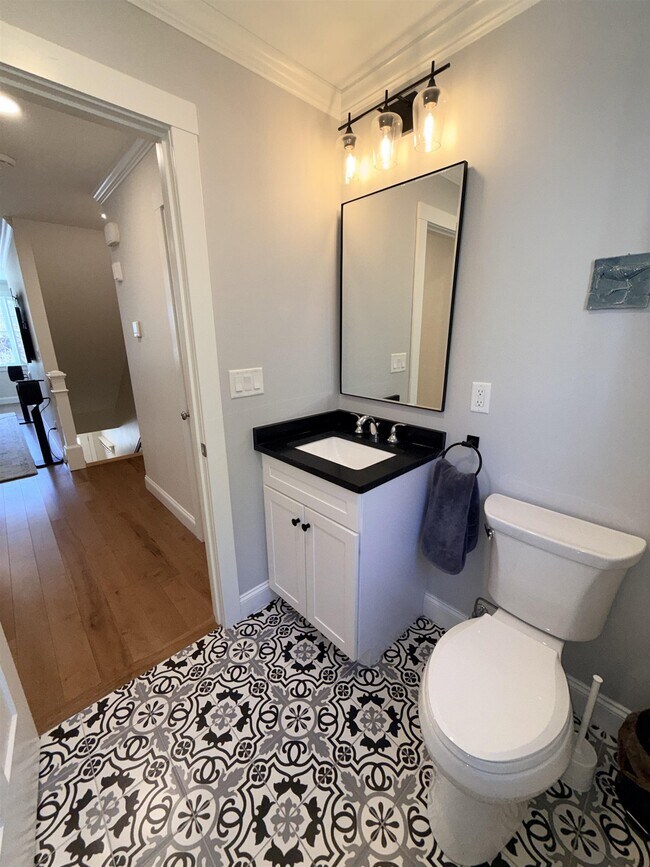 Building Photo - 293 Peverly Hill Rd