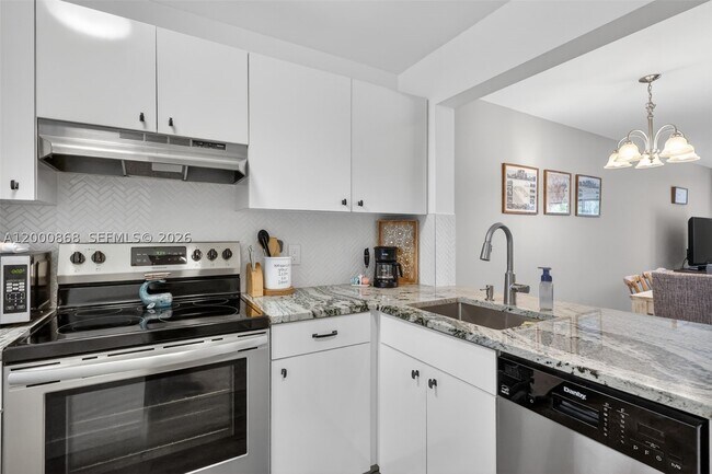 Building Photo - 9425 S Ocean Dr
