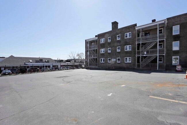 Building Photo - 191 Elm St