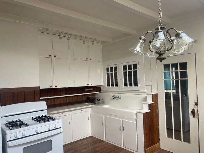 Building Photo - Pacific Grove quaint cottage