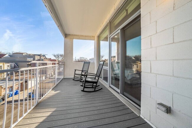 Building Photo - 2048 W Chicago Ave