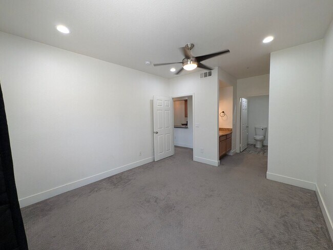 Building Photo - 2 Bedroom 2 Bathroom Condo in the Heart of Canyon Crest, Riverside!