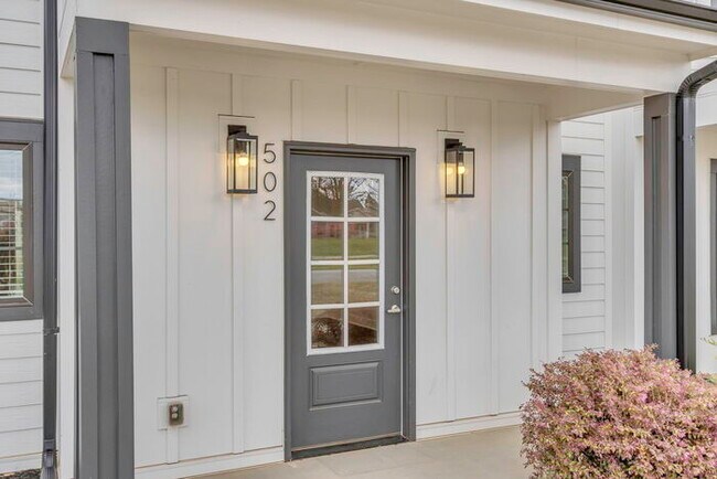 Building Photo - Modern 2 Bedroom Townhome on the Swamp Rab...