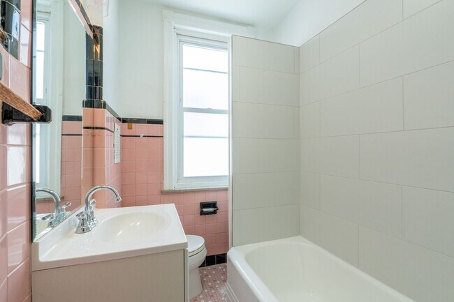 Building Photo - Newly Rehabbed beauty