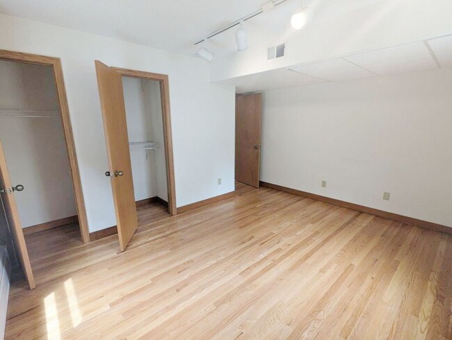Building Photo - 2-bed 1-bath Apartment