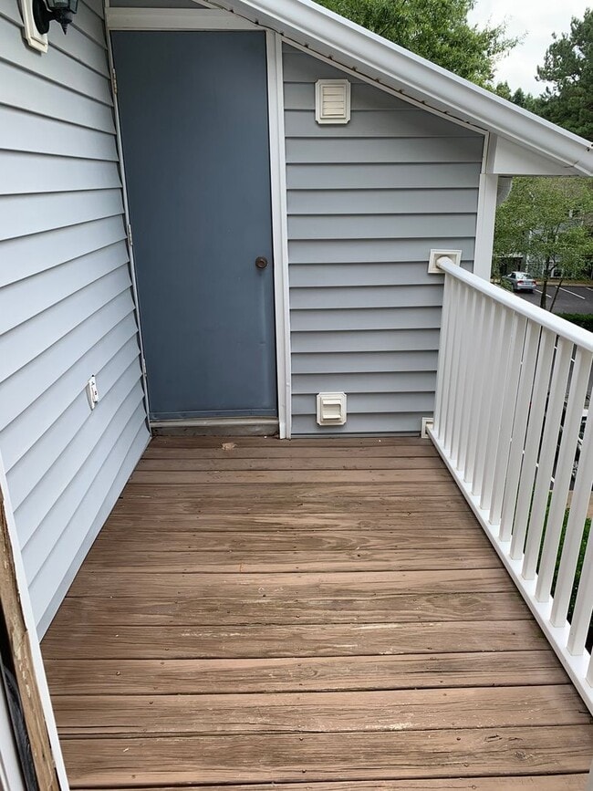 Building Photo - 1 BR, 1 BA Condo-3rd floor *Fresh paint throughout! * Easy to clean flooring only one year old. P...