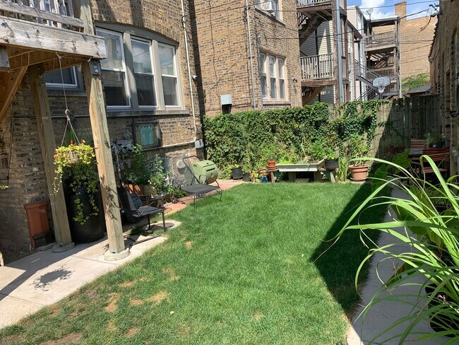 Building Photo - 6327 N Oakley Ave