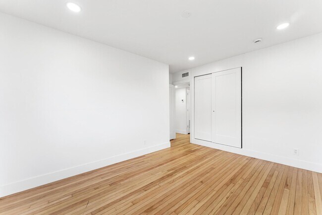 Building Photo - 7531 Edgewater Cir