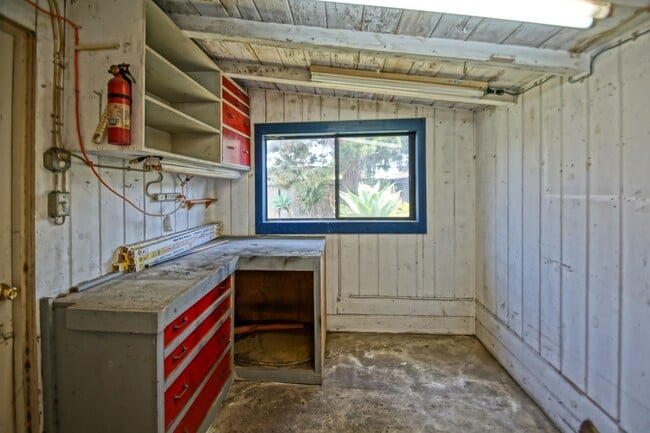 Building Photo - CHARMING, BRIGHT & SPACIOUS HOLLYGLEN 3BR2BA + DEN W/ SPACIOUS FRONT & REAR YARDS, LARGE DRIVEWAY...