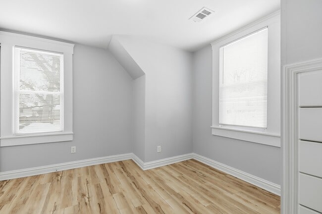 Building Photo - 7148 Kensington Ave