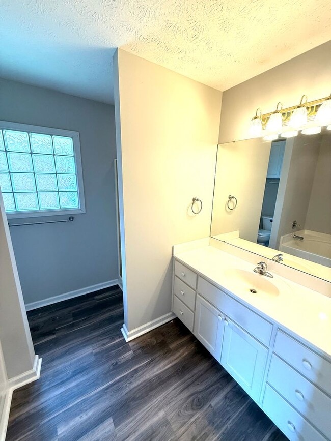 Building Photo - ** 3 Bed 2 Bath located in Thorington Trac...