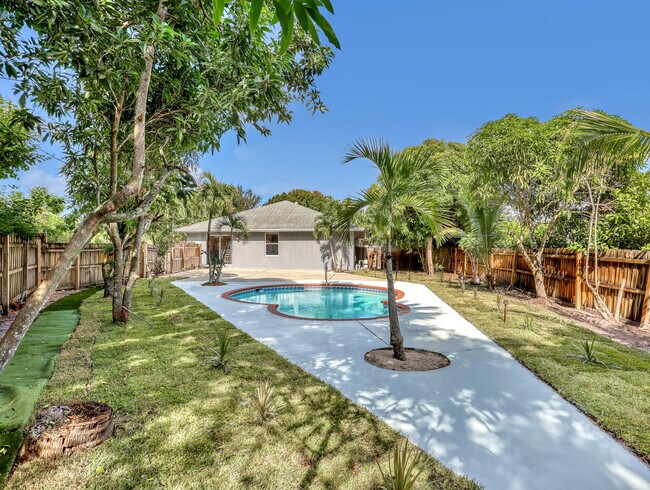 Building Photo - 1950 Wisteria St