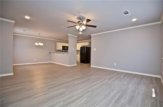 Building Photo - 4 Bed 4.5 Bath Townhouse just mins away from the University!