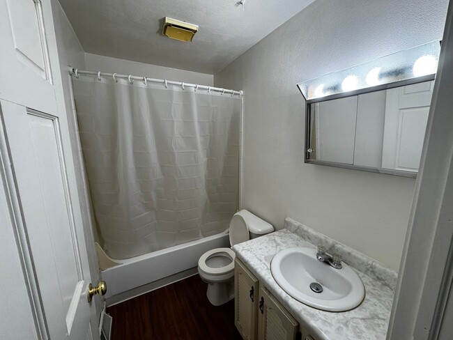 Building Photo - 725 W 61st St