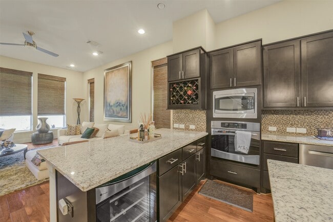 Building Photo - 5425 Hidalgo St