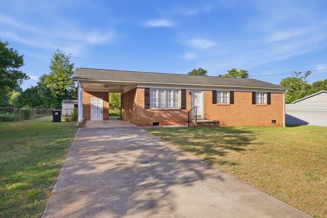 Building Photo - Beautifully Maintained 3BR Home with Hardwood Floors & Private Yard!