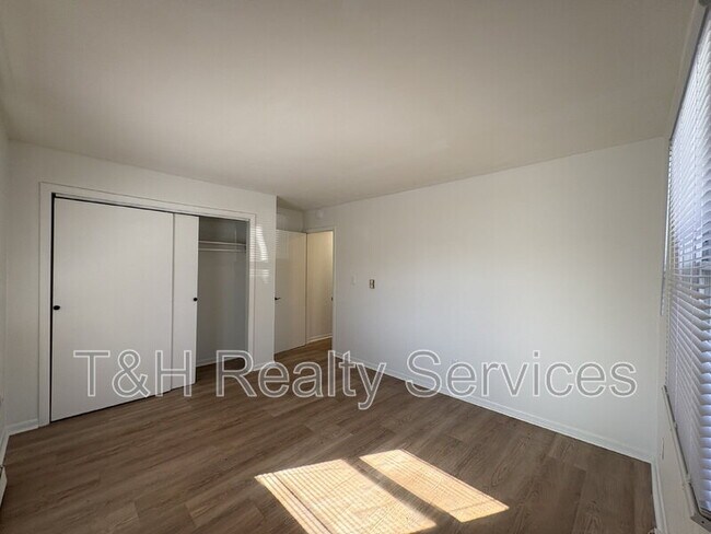 Building Photo - 1261 W 32nd St