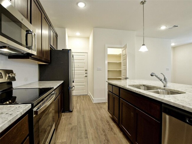 Building Photo - 402 Parkline Dr