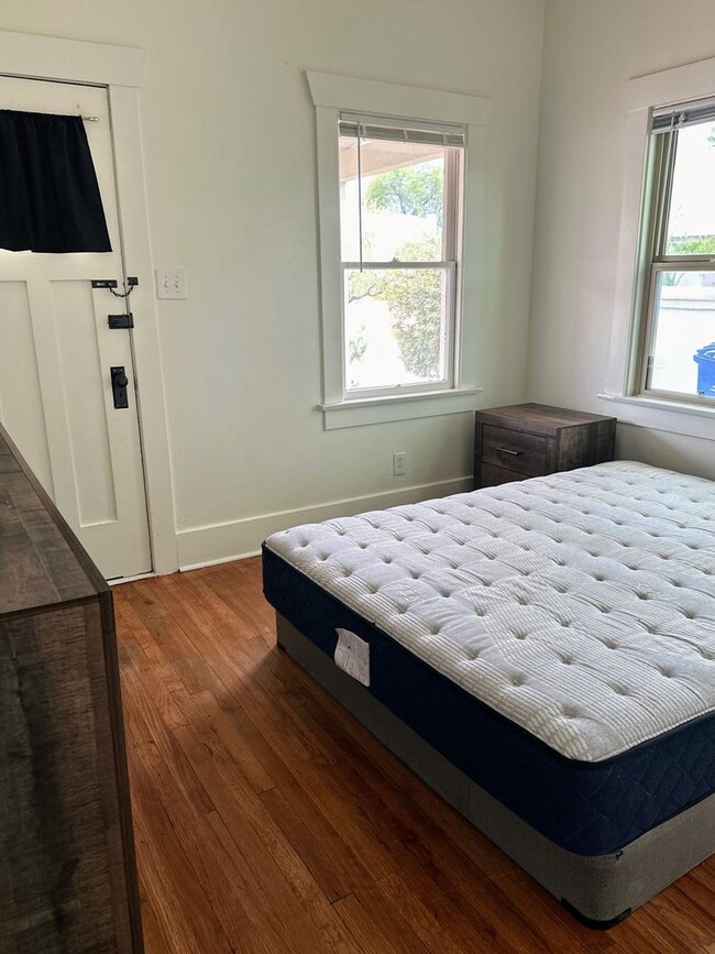 Building Photo - Charming 4BR/2BA Vintage Home in Historic ...