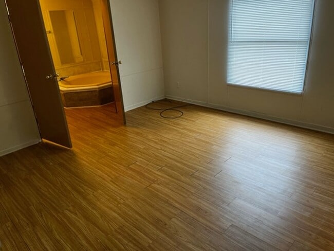Building Photo - Beautiful Manufactured home in South Lownd...