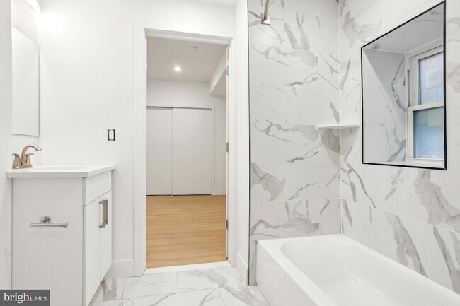 Building Photo - 3952 Lancaster Ave