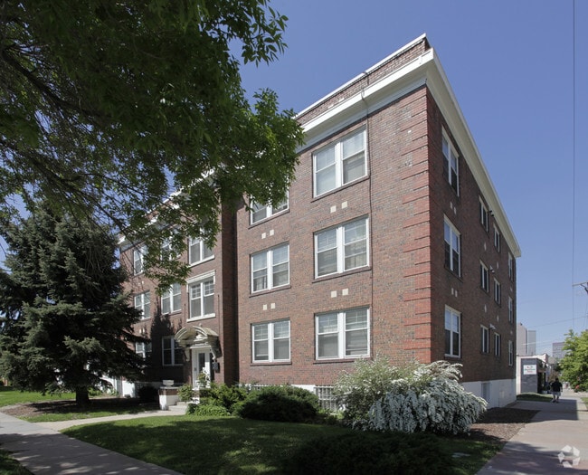 Building Photo - Bainbridge Apartments