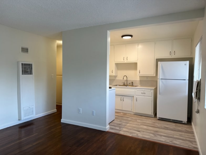 Building Photo - 96 N Oak Ave