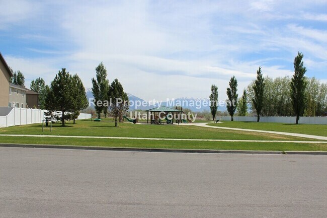 Building Photo - 749 North Devonshire Drive