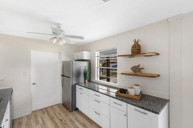 Building Photo - 631 Calhoun St