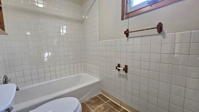 Building Photo - "Charming 3-Bedroom Retreat with 1200 Sq Ft of Comfort in Harrison Neighborhood in Minneapolis!"