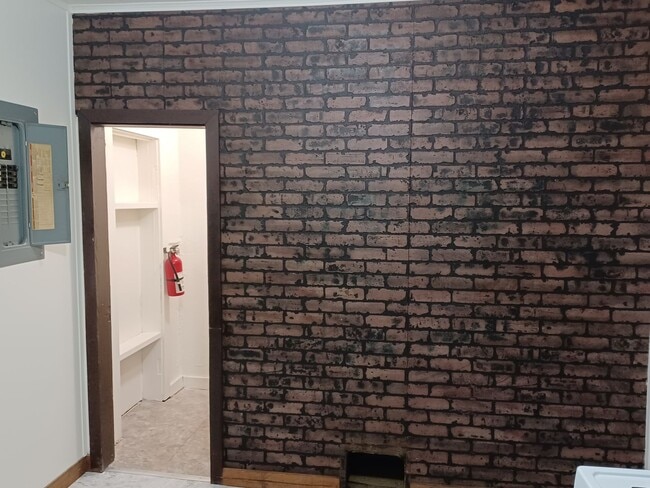 Building Photo - Cute 2 bedroom home