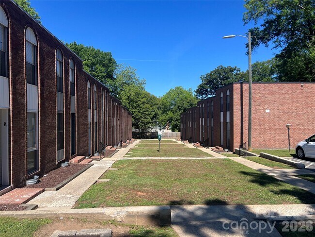 Building Photo - 407 S Chester St