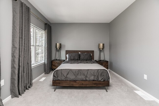 Building Photo - Fully Furnished Townhome Blocks Away From Downtown