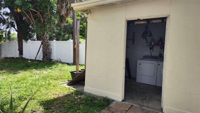 Building Photo - 841 N 69th Terrace