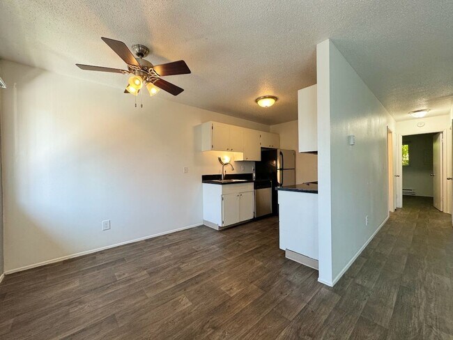 Building Photo - **$750 DEPOSIT & FREE FIRST MONTH'S RENT** ~Hudson Court - Spacious Top Floor Unit~ Great Natural...