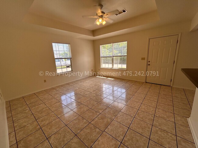 Building Photo - Move In Ready!! Cozy 3 Bed 2 Bath Duplex!